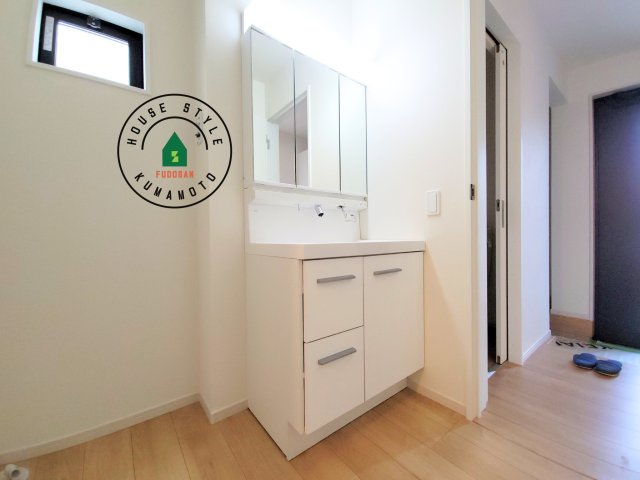 熊本市北区八景水谷1丁目第2-2棟（2号棟）　の独立洗面台|毎日使うものだから清潔な空間を保ちたい水回り。洗面にはそんな願いを解消させてくれる収納アイデアが満載です。三面鏡の裏側にはキャビネットが現れ小物から背の高い物まで収納できます。