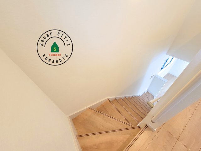 熊本市北区八景水谷1丁目第2-2棟（2号棟）　の内装|＜手すり付階段＞手すりがないと階段の昇り降りで危険なことはもちろん、壁に手をつきながら歩くことで壁紙が汚れやすくなります。すべての方に快適に昇り降りしていただくため、手すりを設置しました。