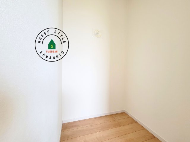 熊本市北区八景水谷1丁目第2-2棟（2号棟）　の収納|洋服や大きな荷物が多い方や人数の多いご家族などは、一般的なクローゼットよりもウォークインクローゼットのほうが使い勝手が良いです。