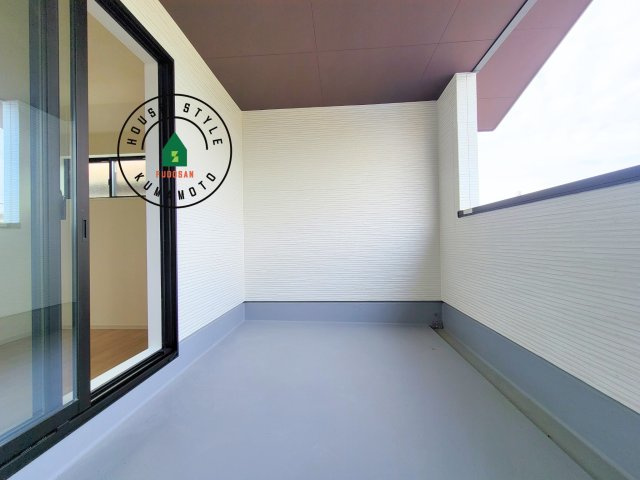 熊本市北区八景水谷1丁目第2-2棟（2号棟）　のバルコニー|風をしっかりと感じられるバルコニーでは、毎日が洗濯日和です。広々としているので洗濯も楽しくなるでしょうし、気分転換にバルコニーからの眺めを楽しむのもいいでしょう。