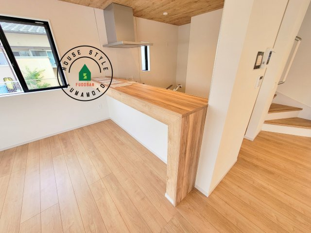 熊本市北区八景水谷1丁目第2-2棟（2号棟）　のダイニング|キッチンから立ち込める香りが今日の料理を期待させます。