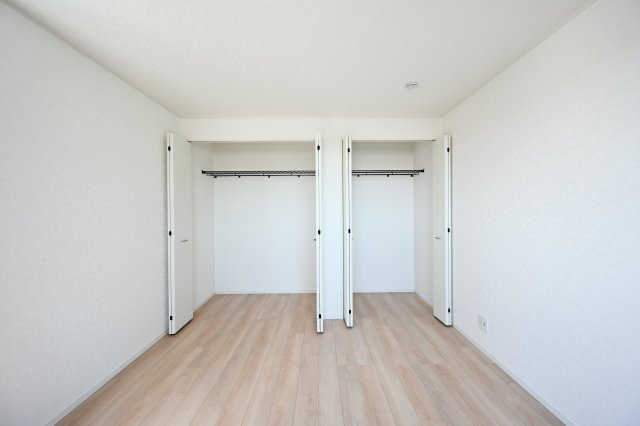 【洋室】 | 桐生市相生町第16　クレイドルガーデン　2号棟 | 広々としたクローゼットでお部屋はいつでもスッキリクリアに！
