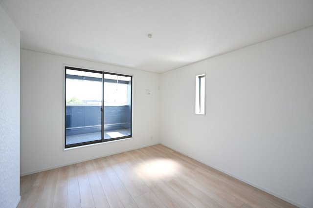 【洋室】 | 桐生市相生町第16　クレイドルガーデン　2号棟 | 2面採光の洋室は日当たりがよくあったか♪