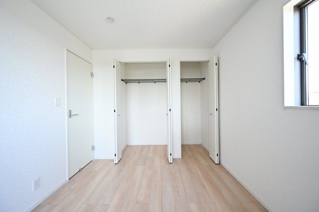 【洋室】 | 桐生市相生町第16　クレイドルガーデン　2号棟 | 寛ぎの時間を紡ぎだす主寝室。大型ベッドを置いても余裕です。