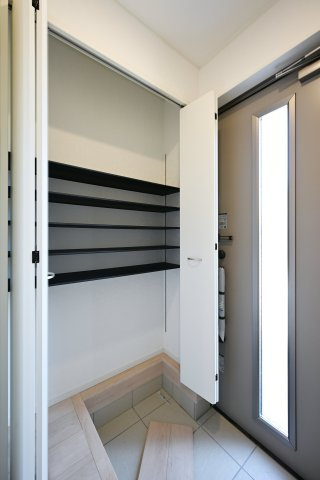 【玄関】 | 桐生市相生町第16　クレイドルガーデン　2号棟 | 大型のシューズボックスがあるので、家族全員の靴をしっかり収納！玄関スッキリ！