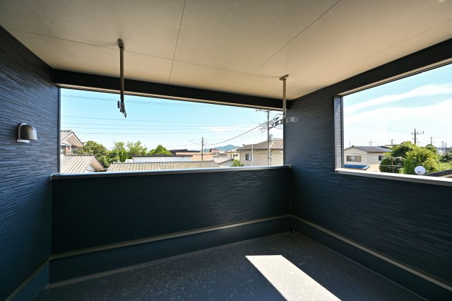 【バルコニー】 | 桐生市相生町第16　クレイドルガーデン　2号棟 | 屋根付きワイドバルコニーなので、急な雨の時も安心♪竿受けも設置済み！