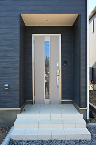 【玄関】 | 桐生市相生町第16　クレイドルガーデン　2号棟 | 玄関はディンプルキー＆ダブルロックドア採用で防犯対策もバッチリです！