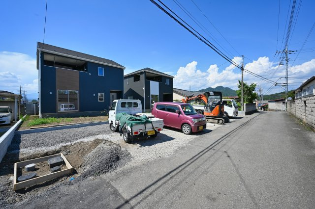 【前面道路含む現地写真】 | 桐生市相生町第16　クレイドルガーデン　2号棟 | 前面道路は４ｍで広く駐車もしやすいです♪