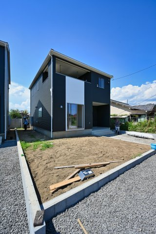 【外観】 | 桐生市相生町第16　クレイドルガーデン　2号棟 | スッキリクリアな青空に映えるエクステリア！
日当たり良好な立地です♪