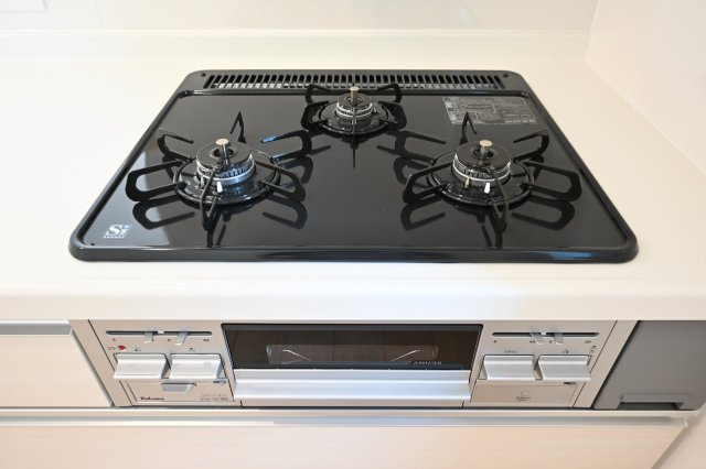 【設備】 | 桐生市相生町第16　クレイドルガーデン　2号棟 | 三口コンロで家事効率アップ！