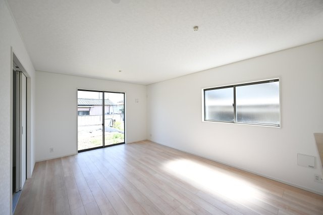 【居間・リビング】 | 桐生市相生町第16　クレイドルガーデン　2号棟 | 日当たりがよく広いリビングは家族が自然と集まる居心地の良い空間です♪