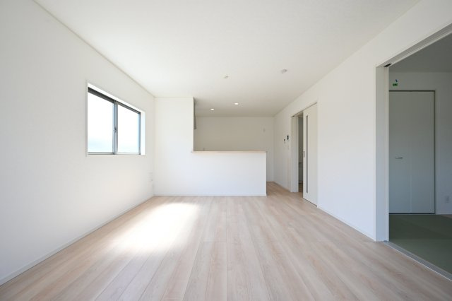 【居間・リビング】 | 桐生市相生町第16　クレイドルガーデン　2号棟 | 家族揃っての食事が楽しくなる広々としたダイニング♪