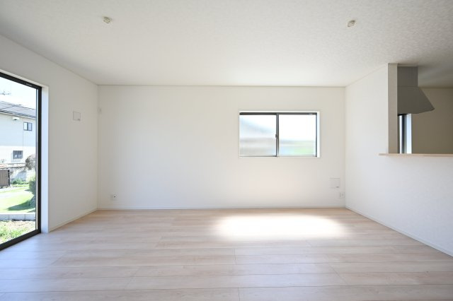 【居間・リビング】 | 桐生市相生町第16　クレイドルガーデン　2号棟 | 大型ＴＶも余裕で置けちゃう！ワイドなリビングで家族団らんの時間も増えそうですね♪