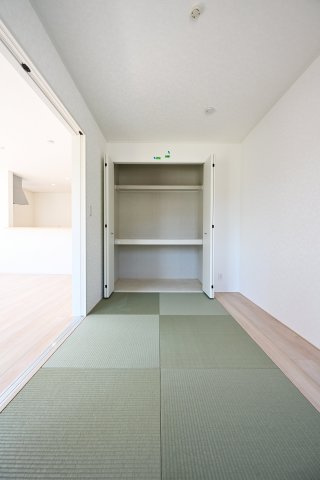 【和室】 | 桐生市相生町第16　クレイドルガーデン　2号棟 | 一部屋は欲しい和室！縁なし畳はおしゃれでモダンな雰囲気です。