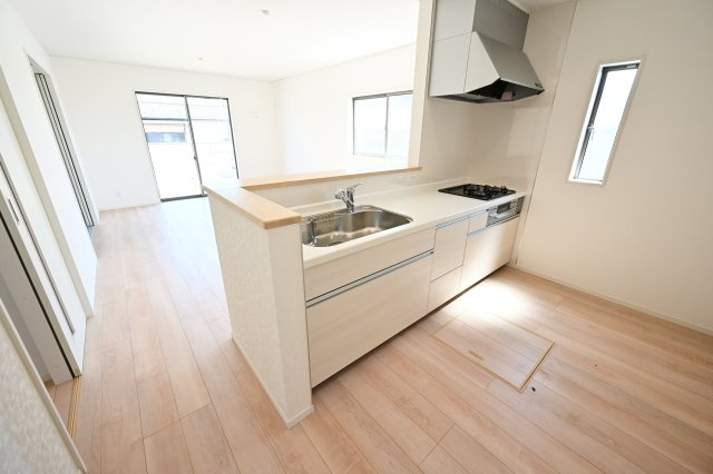 【キッチン】 | 桐生市相生町第16　クレイドルガーデン　2号棟 | 対面タイプならキッチン内にいながらご家族やお客様との会話が楽しめます