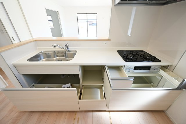 【キッチン】 | 桐生市相生町第16　クレイドルガーデン　2号棟 | スライド収納付きシステムキッチン。パスタ鍋や圧力鍋の出し入れもスムーズ！