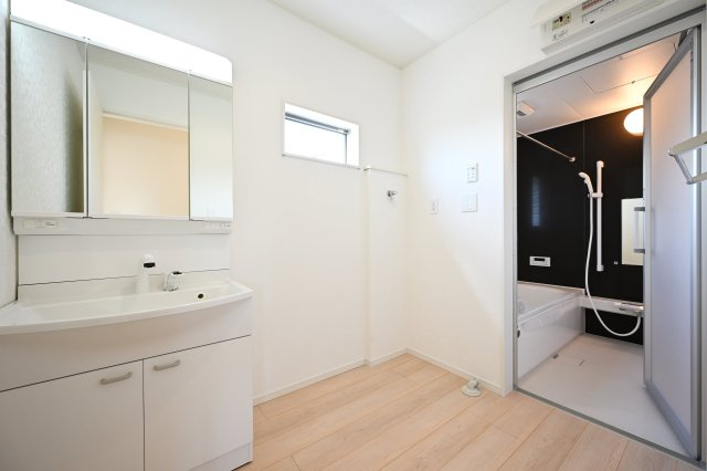 【独立洗面台】 | 桐生市相生町第16　クレイドルガーデン　2号棟 | 3面ミラーの後ろは収納スペースを完備。生活感のあるものは隠して、スッキリシンプルな洗面台に！