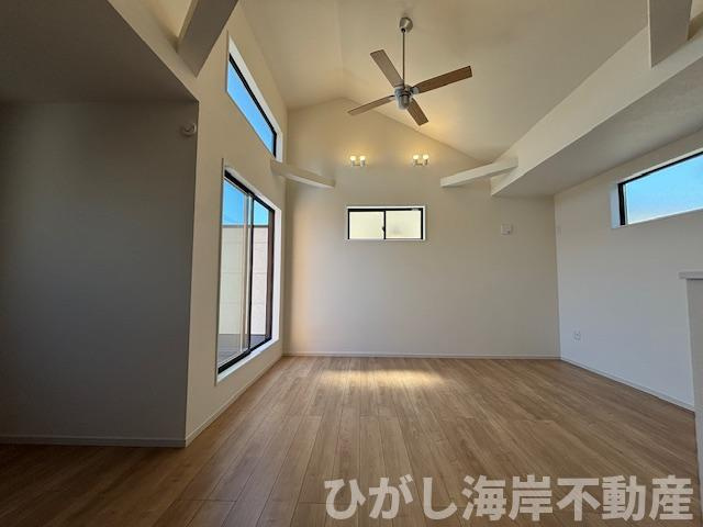 藤沢市片瀬海岸３丁目　新築戸建　全３棟の居間・リビング|18.1帖　開放感のある吹抜のLDK