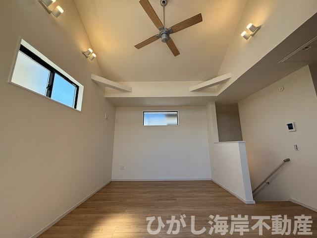 藤沢市片瀬海岸３丁目　新築戸建　全３棟のダイニング|18.1帖　開放感のある吹抜のLDK