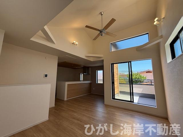 藤沢市片瀬海岸３丁目　新築戸建　全３棟の居間・リビング|18.1帖　開放感のある吹抜のLDK