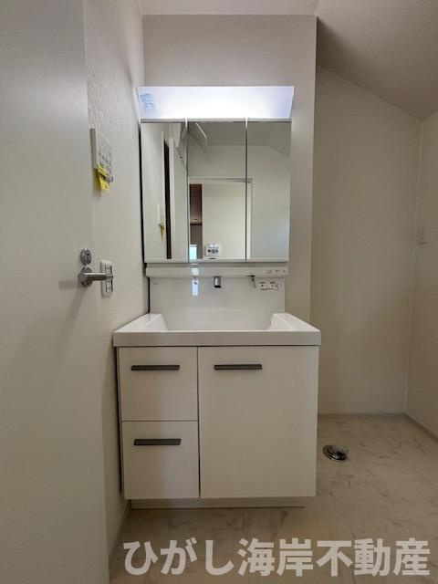 藤沢市片瀬海岸３丁目　新築戸建　全３棟の独立洗面台|三面鏡化粧台