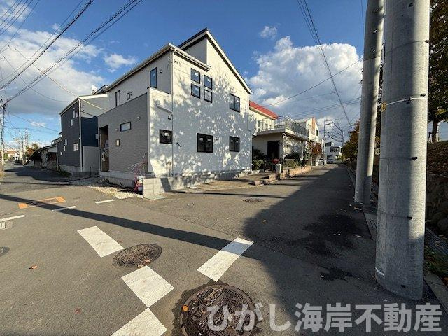 平塚市桜ケ丘　新築戸建の前面道路含む現地写真|11月10日撮影　建築中　現地外観