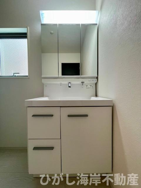 平塚市老松町　新築戸建　の独立洗面台|三面鏡化粧台