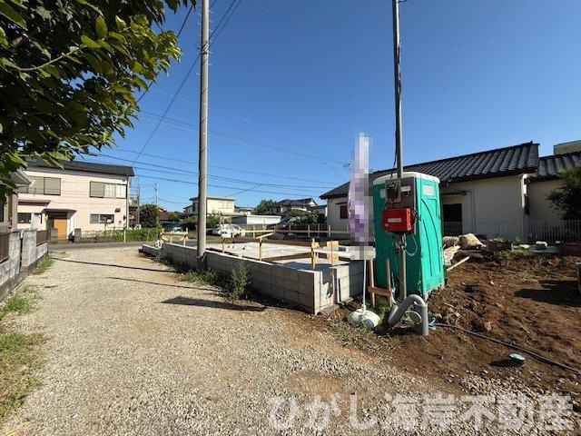 平塚市南豊田　新築戸建　全2棟の前面道路含む現地写真|9月7日撮影　建築中　現地外観