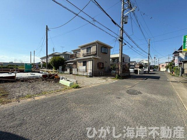 平塚市南豊田　新築戸建　全2棟の前面道路含む現地写真|9月7日撮影　建築中　現地外観