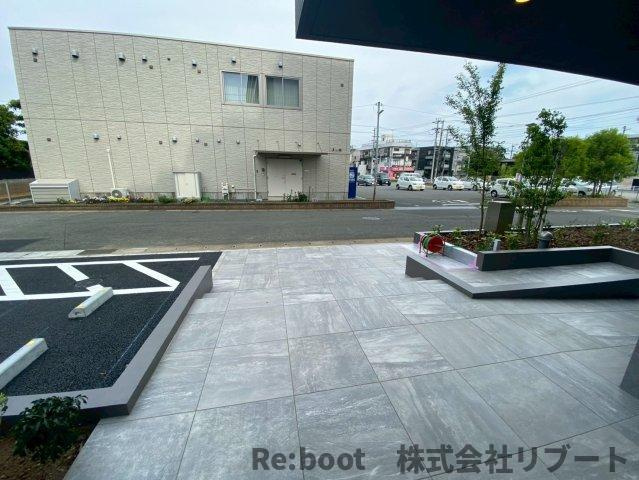 ケーディーエックスレジデンス原木中山のエントランス
