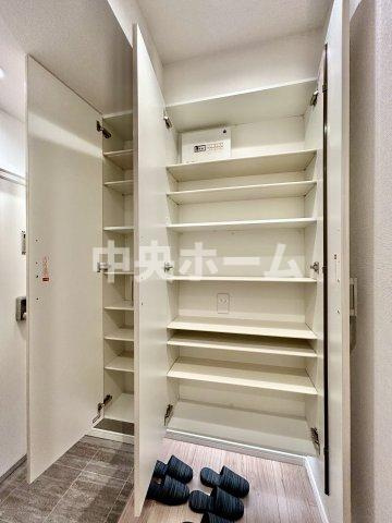 ハピーハイツ亀戸の玄関|【玄関】玄関には大型のシューズクローゼットを設置しておりますのでいつでもスッキリりとした空間を保てます。玄関周りを清潔に使うのはとても大事なことですよね。