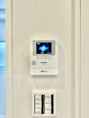 ハピーハイツ亀戸のセキュリティ|【モニターホン】誰が来たかすぐにわかるカラーモニター付きインターホン。通話ボタンを押すまでは室内の音は漏れていませんので相手を確かめてから応対できます。