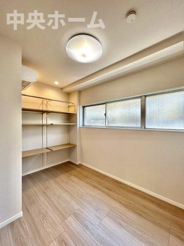 ハピーハイツ亀戸の寝室|【寝室】心と体をゆったりと安らげる主寝室。寝室のゆとりが大きい分だけ、暮らしの安らぎは深まります。一日の疲れを癒すだけでなく、ご夫婦の親密な語らいを紡ぎ出します