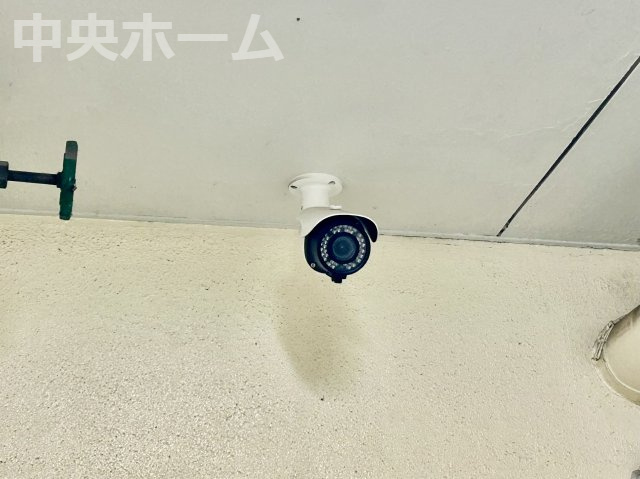 ハピーハイツ亀戸の防犯設備|【防犯カメラ】何かあった時の大事な証拠になることももちろんなりますが、防犯というくらいですので大事なのは防犯カメラがあることによって抑止力につながることですよね。