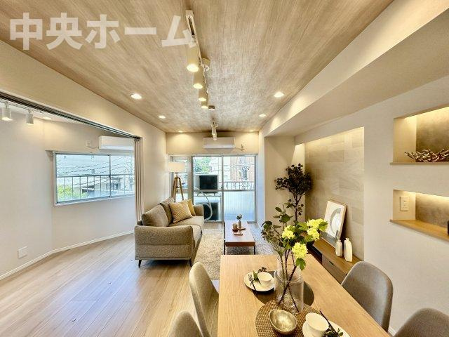 ハピーハイツ亀戸の居間・リビング|【リビングダイニング】一日の中で多くの時間を過すことになるリビングダイニングだからこそ、いつも穏やかな空間であることが必然。爽やかな通風と採光を存分に感じる事が出来る空間です。