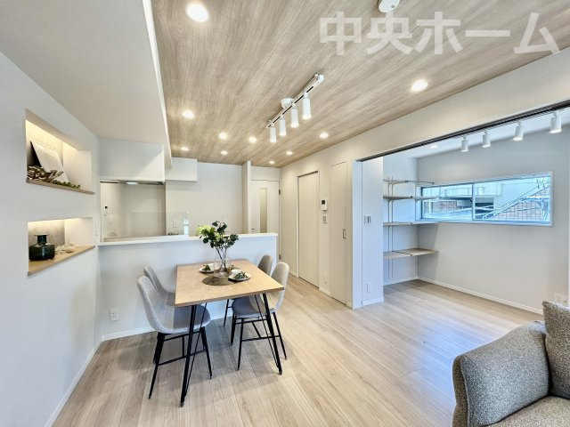 ハピーハイツ亀戸のダイニング|【ダイニング】忙しい朝でも、しっかり家族が揃って食事をして頂けるゆとりある大きさのダイニングスペース。奥様が作る手料理をカウンター越しに受けとって頂き、テーブルで囲む素敵な時間を存分に愉しんで下さい。