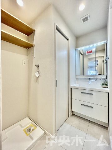 ハピーハイツ亀戸の脱衣所|【洗面所】明るい洗面所は朝をすっきりさせてくれる空間です。バタバタしている忙しい朝でも収納が多い洗面台では短い時間で効率良く支度ができます。