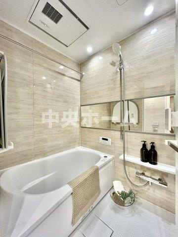 ハピーハイツ亀戸の浴室|【バスルーム】暖房換気乾燥機付きシステムバスルーム。暖房・冷風・換気・乾燥など、毎日を快適に過ごせるうれしい機能が揃っています。雨の日の洗濯物も安心です。