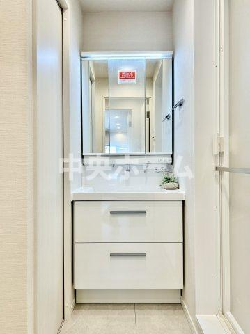 ハピーハイツ亀戸の独立洗面台|【洗面化粧台】洗面化粧台には三面鏡を採用。身だしなみを整えやすい事はもちろんですが、鏡の後ろに収納スペースを設ける事により、散らかりやすい洗面スペースをすっきりさせる事が出来るのも嬉しいですね