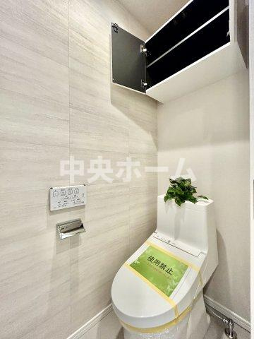 ハピーハイツ亀戸のトイレ|【トイレ】 収納スペースをしっかりと確保した温水洗浄便座機能付きトイレ。温水洗浄便座は清潔にお使いいただくための大切なアイテムです。