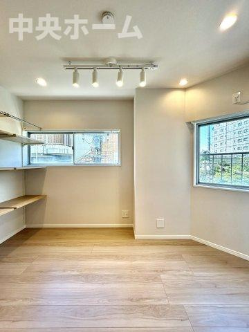 ハピーハイツ亀戸の洋室|【洋室】快適に過ごす条件は、一人ひとり違います。だからこそ飾り過ぎないシンプルな内装と偏り過ぎないデザインで統一しております。居住していく中でオーナー様だけの【マイホーム】に創り上げて下さい