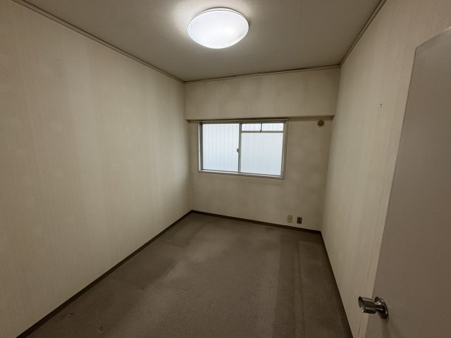 ニューセンバハイツの洋室|洋室①4.3帖です。