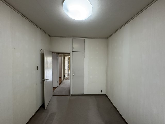 ニューセンバハイツの洋室|洋室①4.3帖です