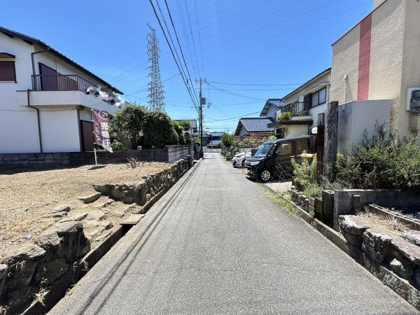 【前面道路含む現地写真】