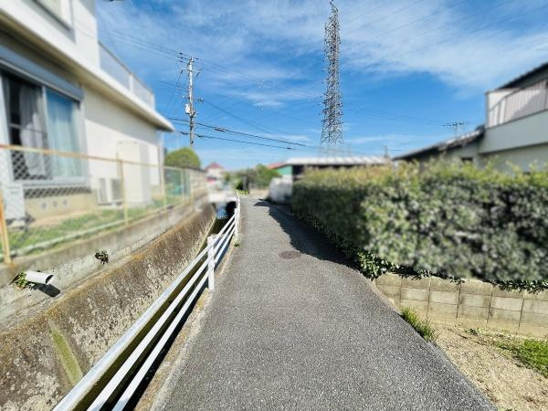 【前面道路含む現地写真】