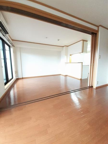 アヴニールヴィラ栂前Ａの居間・リビング