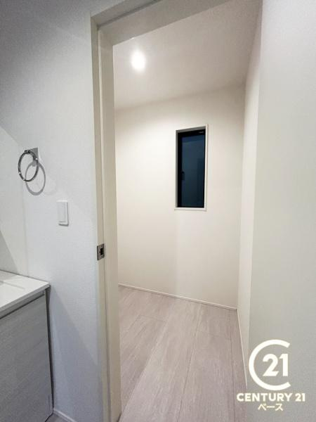 天理市石上町の新築一戸建の独立洗面台|■ＷＩＣ完備で玄関をスッキリ快適にお使いいただけます！■