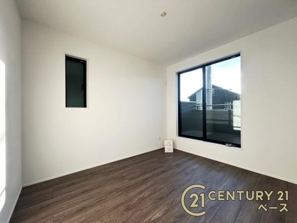 天理市石上町の新築一戸建の洋室|■現地撮影写真■バルコニーに面した開放感のあるお部屋です！