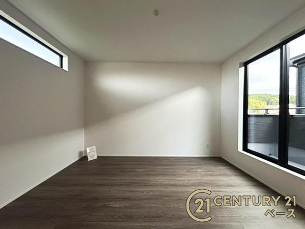 天理市石上町の新築一戸建の洋室|バルコニーに面した開放感のあるお部屋です！