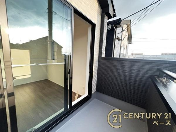 天理市石上町の新築一戸建のバルコニー|日当たりのよい広々とした南向きバルコニー！洗濯物もよく乾きます！